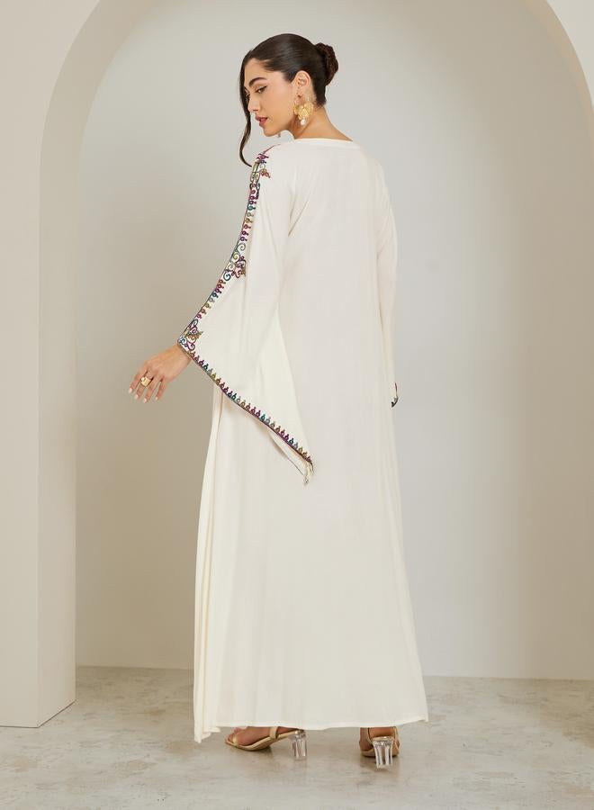 أميرة جلابية كريمي مطرزة بحافة واسعة - Image 4